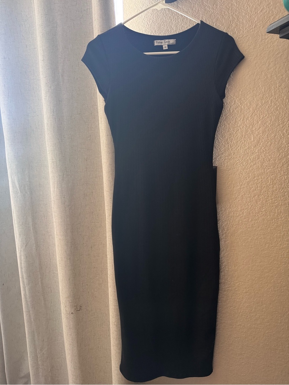 Velvet Torch Black Cap-Sleeve Ribbed Midi Dress
